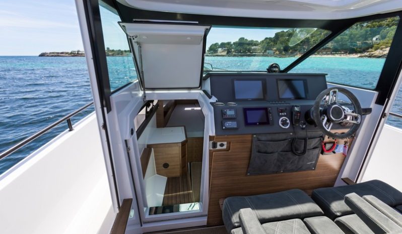 Axopar 37 Sports Cabin