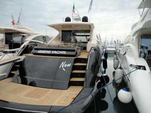 Queens Yachts 72