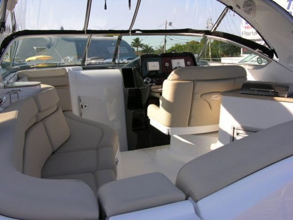 Rinker 310 Express Cruiser